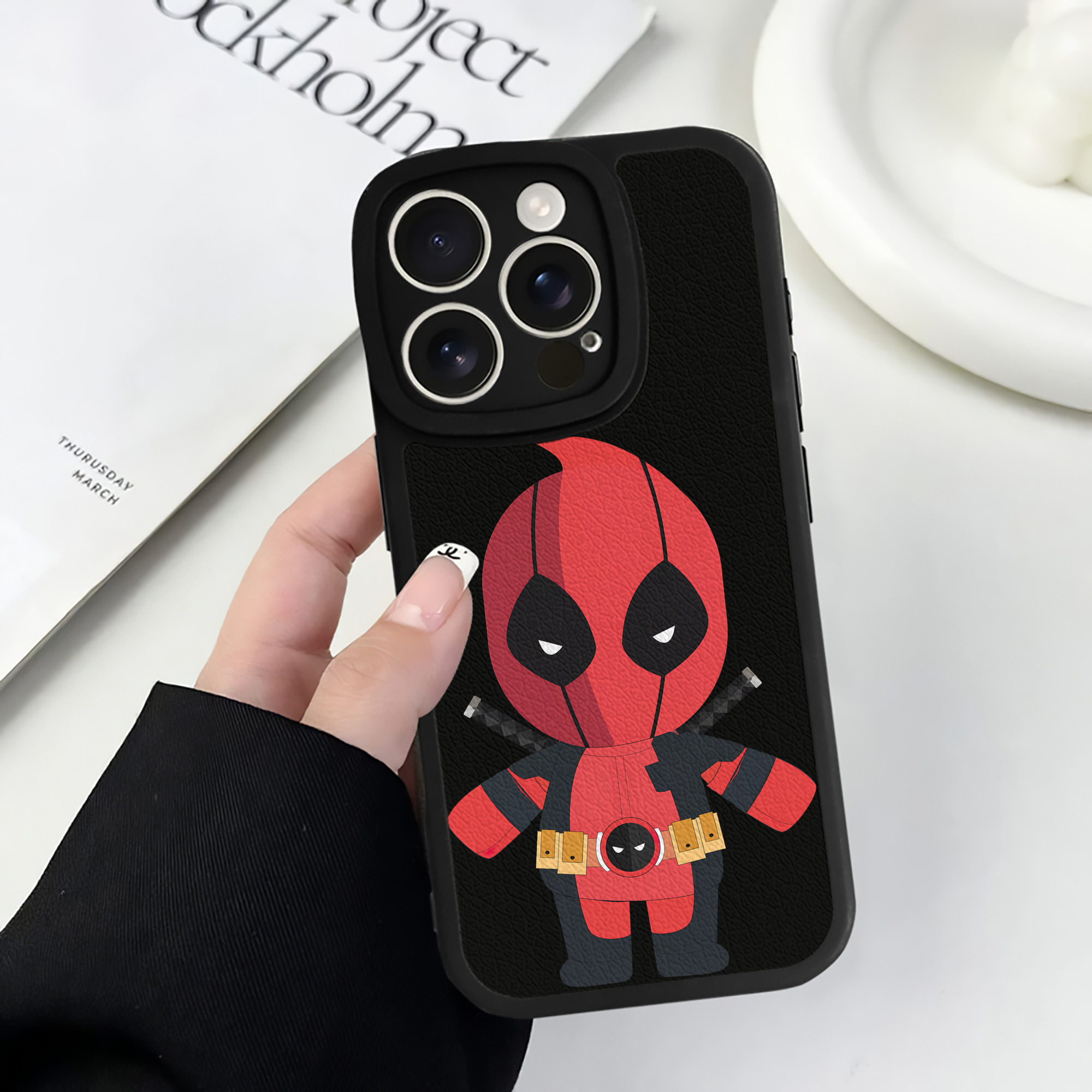 （画像用） Deadpool デッドプール 【iPhone 16シリーズ対応】シリコンスマホケース（レザー調） 材質：シリコン